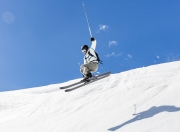 九游体育-跨界鏖战，从墨西哥冰岛绿茵对决，到莫德里奇在F1街道赛的接管艺术