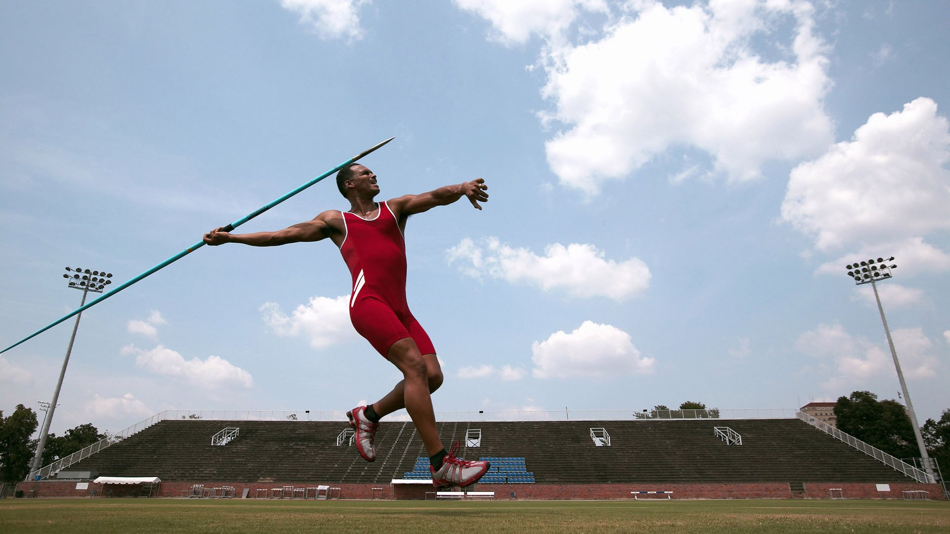 赛道上的救赎，F1街道赛之夜，伦纳德如何重铸自我