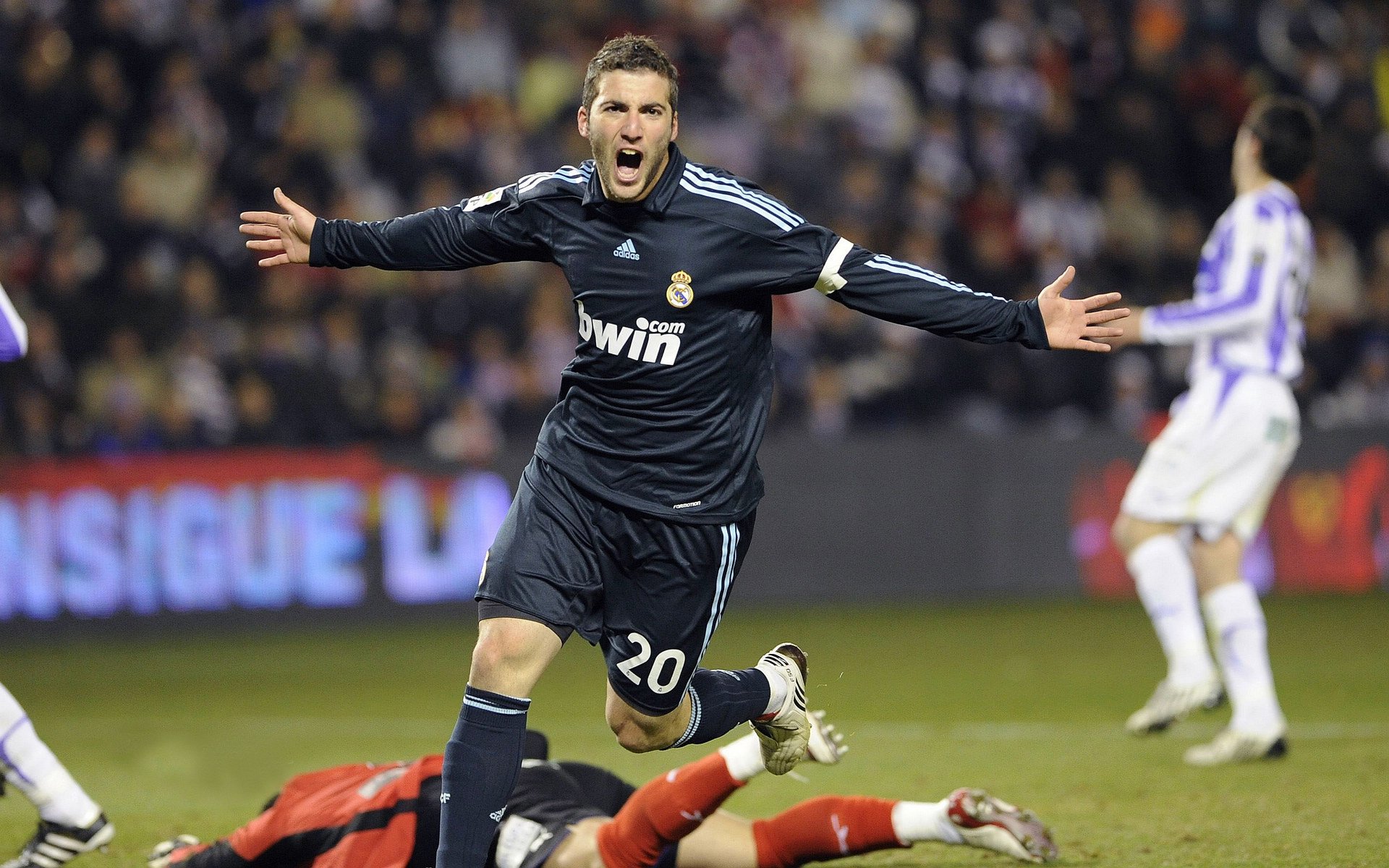 西决生死战与巴黎的稳胜，竞技场上的两种胜利哲学