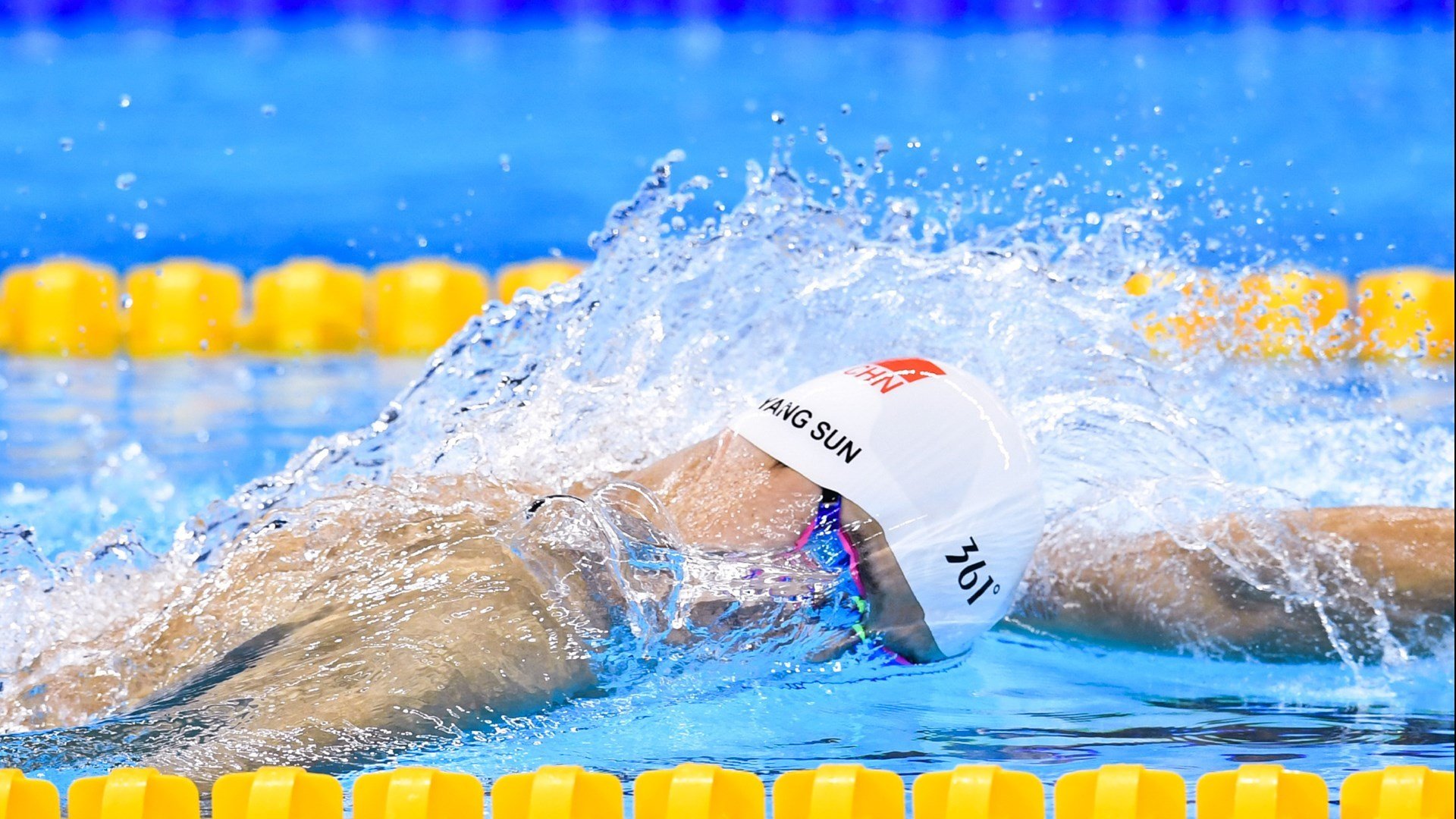 红牛二队鏖战梅赛德斯,维斯塔潘状态火热,一场颠覆预期的赛道对决